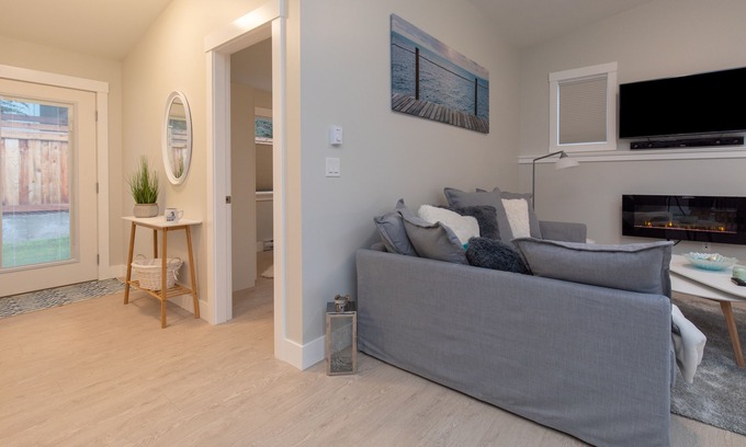 Regional District of Nanaimo House | Home by the beach in a quiet neighborhood