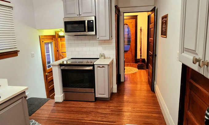 Ottawa House | Home in downtown Ottawa! A quick walk to restaurants and close to Starved Rock.