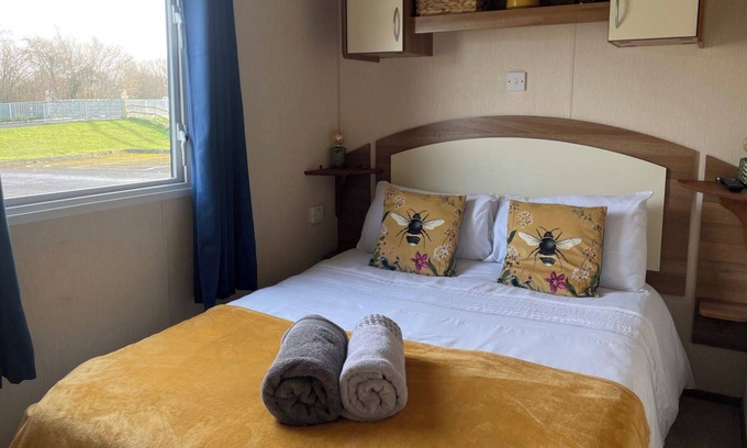 South Cerney Cabin | Homely 3 Bedroom Caravan in Cirencester