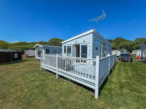 Kessingland Other | Homely 6 Berth Caravan With Full Decking At Kessingland Beach Ref 90046Bc
