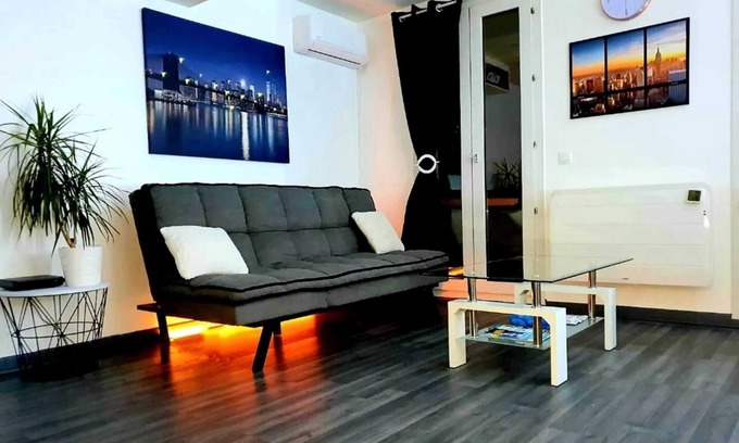Poissy Apartment | Homerez - Cosy Apartment in Poissy