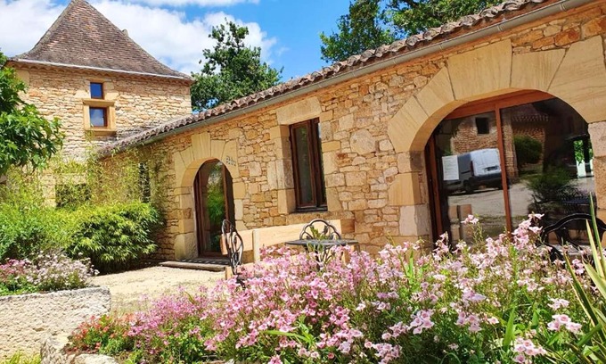 Puy-l'Eveque House | Homerez - House for 4 ppl. with shared pool, terrace and balcony at Puy-l'Évêque