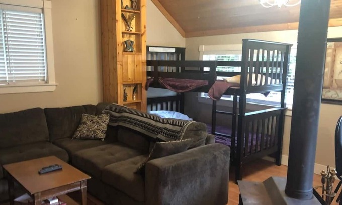 Regional District of Nanaimo House | Honeysuckle Hideaway - Beautiful 1 bedroom with additional bunk beds
