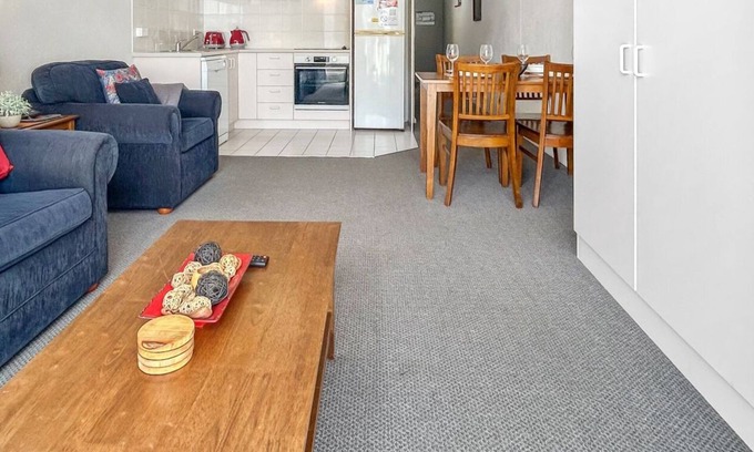 Jindabyne Apartment | Horizons 408 studio right on the lake