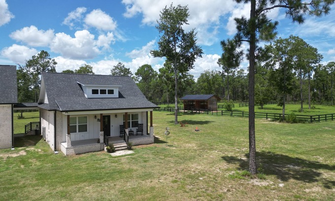 Aiken Cottage | Horse Farm Stay - King Bed - Horses Welcome!