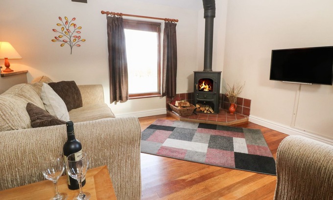 Taddington Cottage | HORSE MILL LODGE, with open fire in Taddington
