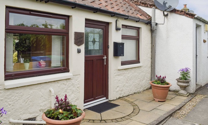 Freuchie Cottage | Horseshoe Cottage is cosy and welcoming, perfect for a romantic break.