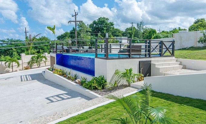IronShore Estates Apartment | Hospitality Expert NCB5: Pool, Beach & Chef