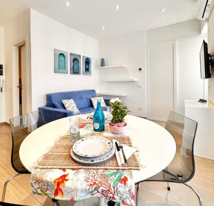 Finale Pia Apartment | Hostdomus - White and Sea Suite
