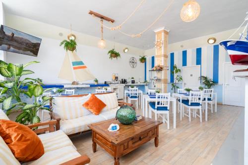 Arona House | Hostel Neon Tenerife