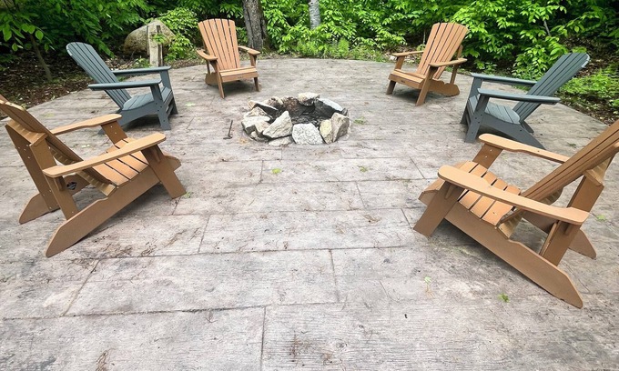 Intervale House | Hot Tub-close to Storyland and village, Tax free outlets minutes away!