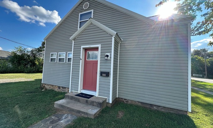 Mena House | Hot Tub Downtown Mena 3BR Family Home