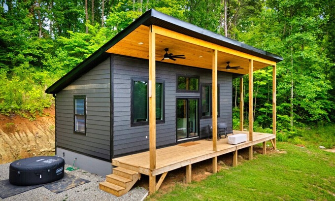 Stanton Cabin | Hot Tub Escape | Sleep 3 | Modern Cabin | Fire Pit