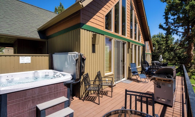 Redmond Cabin | Hot Tub, full resort access, Golf!