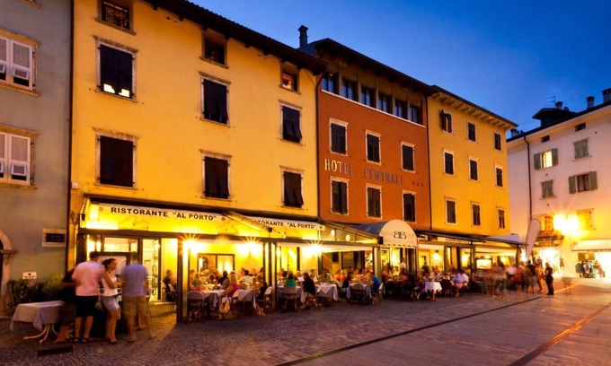 Torbole sul Garda Hotel | Hotel Centrale