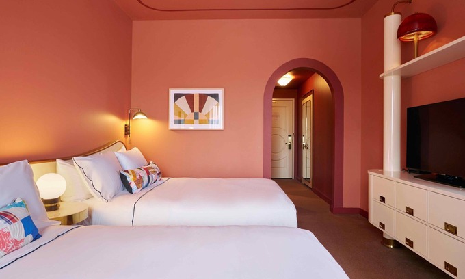 East Market District House | Hotel Genevieve Double Queen Room! Pets Allowed, Near Bowman Field Airport