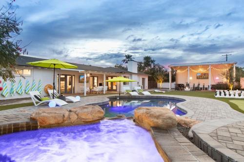 Camelback Shadows House | Hotel Homes - The Camelback Manor