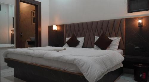 Mathura Hotel | Hotel Radhika's Inn