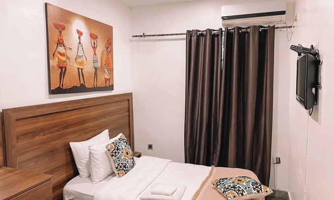 Cantonments Hotel | Hotel Room Osu Oxford St, Fiber Wifi, DSTV, Generator