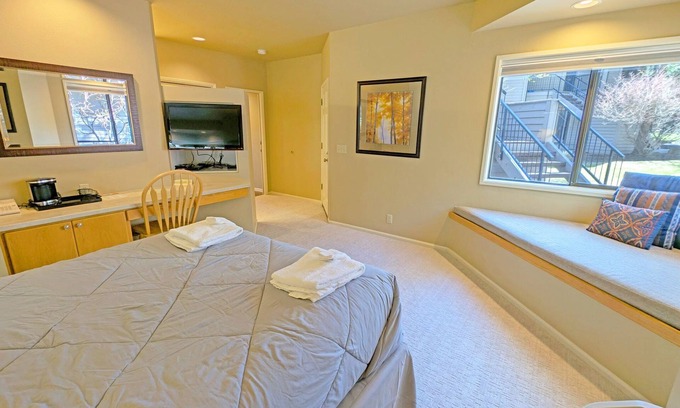 Century West House | Hotel-Style, King Bed, Ground Floor Condo-331B
