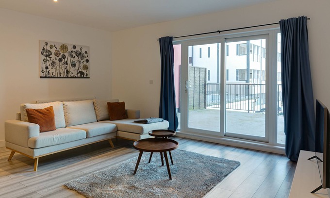Hounslow Central Apartment | Hounslow Apartments by Charles Hope