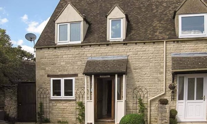 Stow-on-the-Wold Cottage | HOUR COTTAGE, family friendly, with open fire in Stow-On-The-Wold