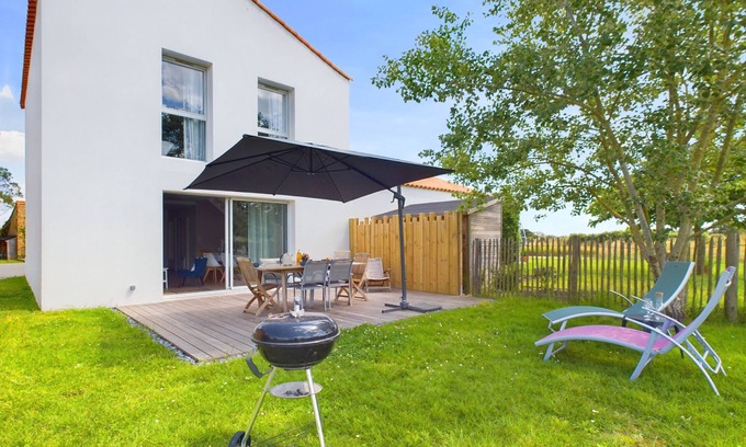 Olonne-sur-Mer Ski Chalet | House for 7, shared pool, 2km from the beach