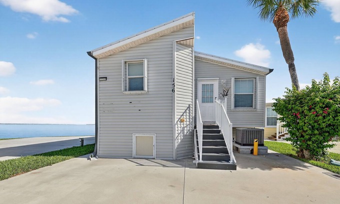 Nettles Island House | House on Seawall in Jensen Beach