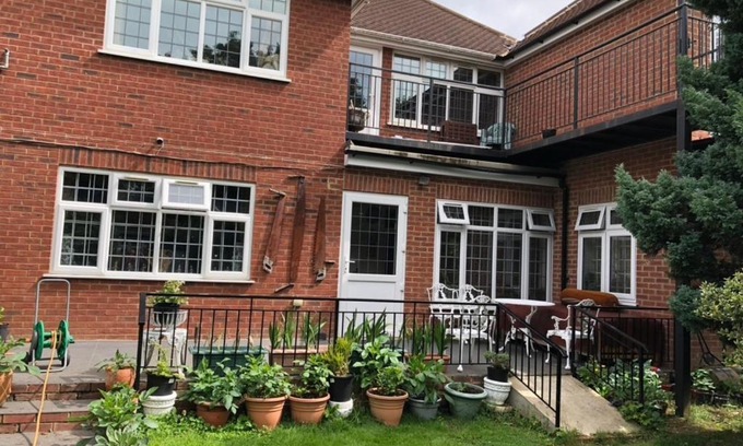 High Wycombe House | House - Sleeps 2 - Patio - Parking