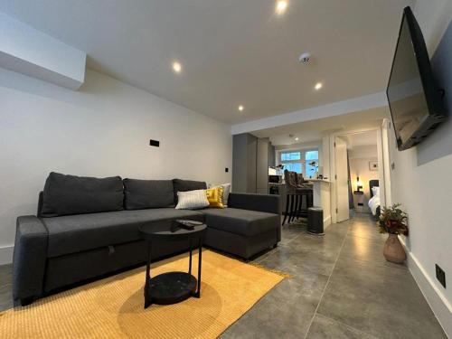 Brondesbury House | House - Sleeps 4 & Free Parking