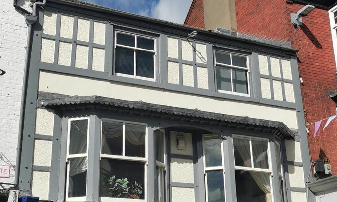 Darlington Apartment | House - Sleeps up to 14 & Parking Available