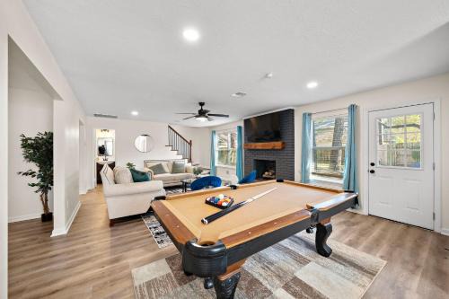 Ponderosa Forest House | Houston Stay Game Room Bbq Yard Sleeps 16