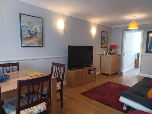 Dunstable House | Huku Kwetu Melo House, A 4 Bedroomed House with Strong Double and King-size Beds Suitable for Builders and Contractors