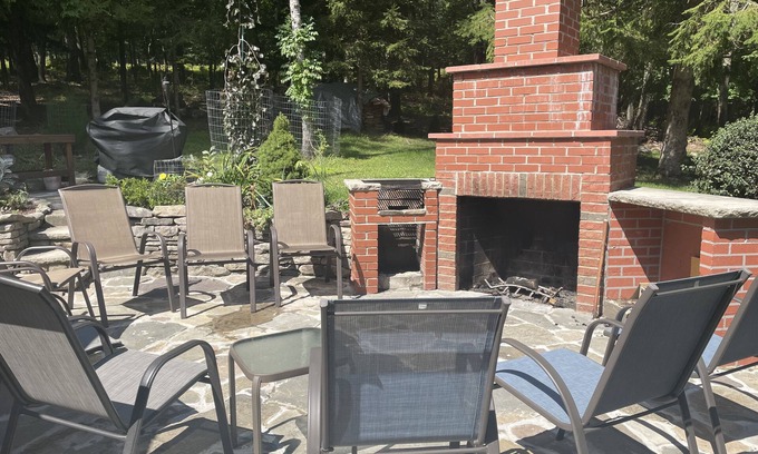 Stroudsburg House | Hummingbird Paradise in Pocono, hot tub,sauna,close to vineyards and ski resort