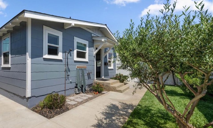 Huntington Beach House | Huntington Beach Bungalow half mile to sand & pier in downtown HB