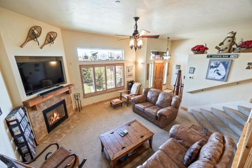Bear Hollow Village Apartment | Iconic Location, Sleeps 11, Short drive to Ski and Bike Access, Private Hot Tub, View of Olympic Park