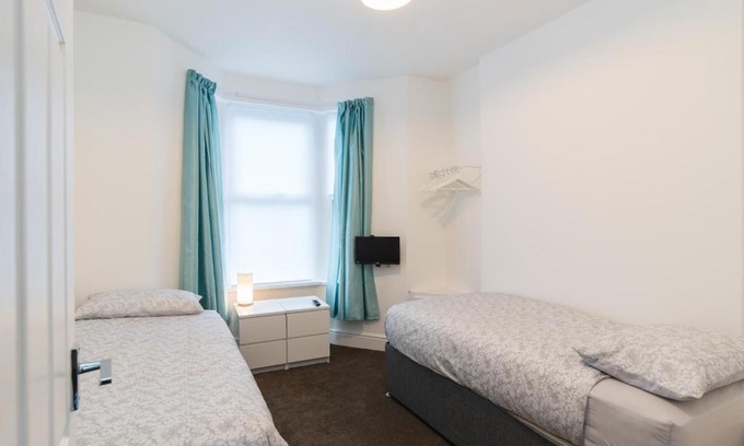 Riverside Apartment | Ideal Two Bedroom Apartment near Centre & Stadium