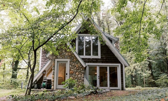 Stevensville Cabin | Idyllic A-Frame in Michigan's Harbor Wine Country- Pet friendly!