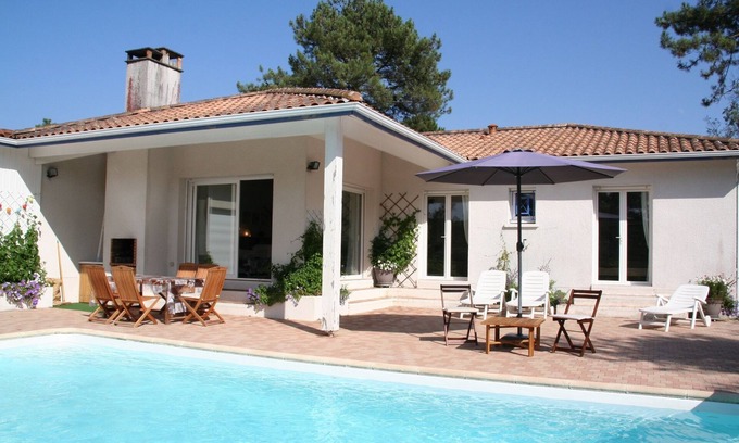 Lacanau-Ocean House | Idyllic garden with a great pool area, nice decor!