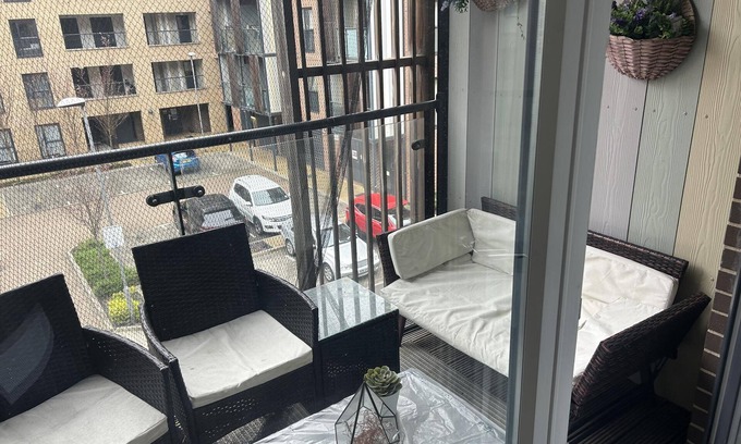 Havering Apartment | Immaculate 2-bed Apartment in Romford