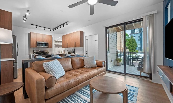 Shadyside Apartment | Immaculate Double King Suite | 4 beds | 2 Decks