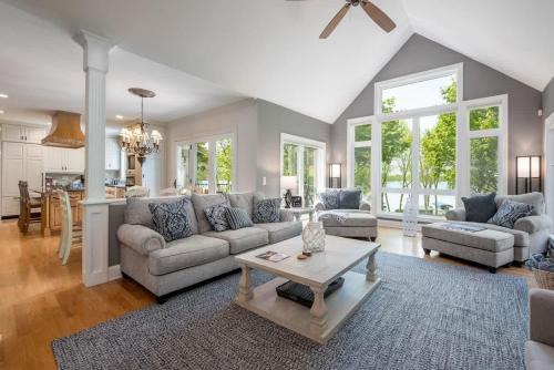 Alexandria House | Immerse in Luxury Grand 5BR Lakefront Haven Views