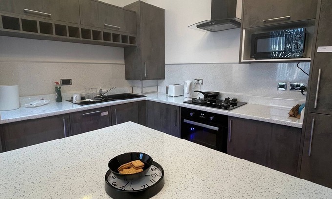 Wolverhampton Apartment | Impeccable 1 Bed Apartment in Wolverhampton