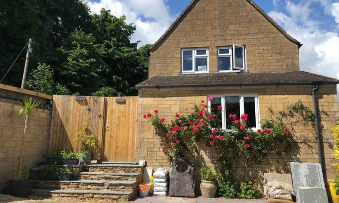 Bibury House | Imperfect home in perfect location, Bibury hot tub