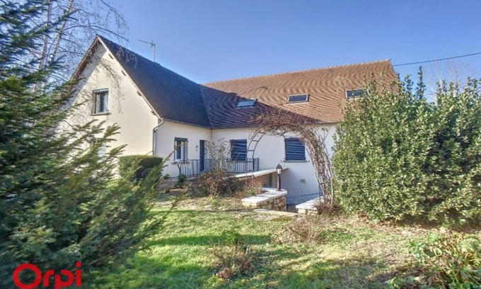 Montmarault Bed & Breakfast | In Montmarault, L'Arbre de Vie offers 2 beds and 2 bathrooms.