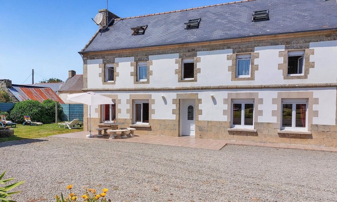 Cleden-Cap-Sizun House | In the heart of the Cap Sizun peninsula, this spacious vacation home with a well-kept garden welcome