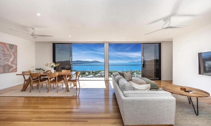 Castle Hill Apartment | Incredible Views, Open Spaces, Luxury Escapes Townsville Villa