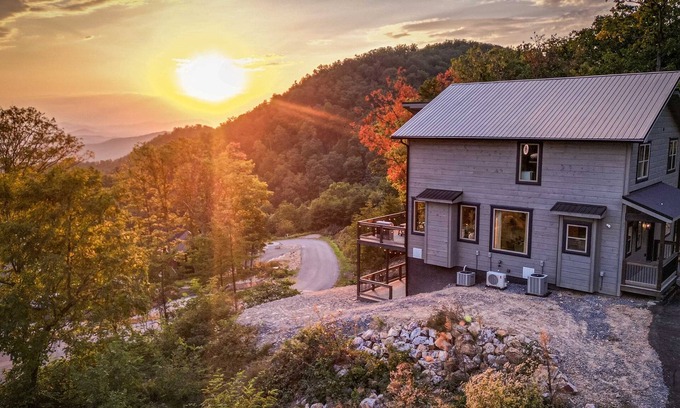 Sevierville Cabin | Indoor Heated Pool with Fall Foliage Views! ๐