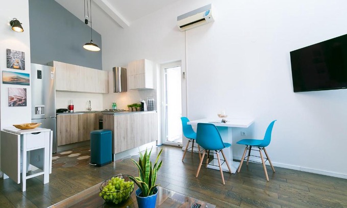 Gulici Apartment | Industrial style 2 Bedroom Apt 3 min from the beach!