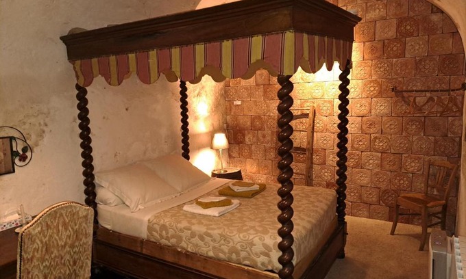 Beaune City Centre Apartment | INSOLITE Le logement des gardes de la porte de Beaune au XVIIe siècle ATYPIQUE